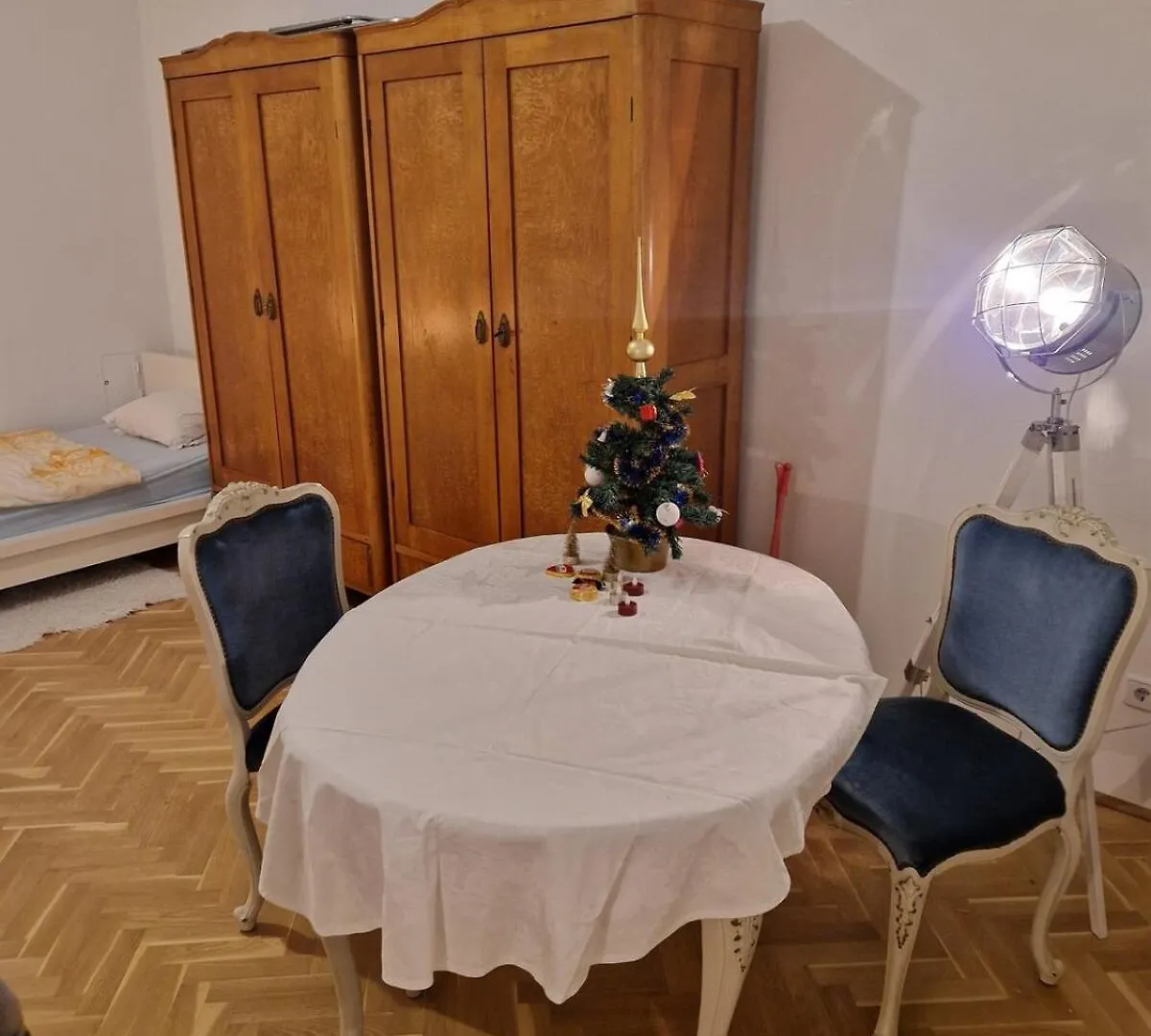 Beautiful Flat Overlooking A Great Park Vienna Apartment